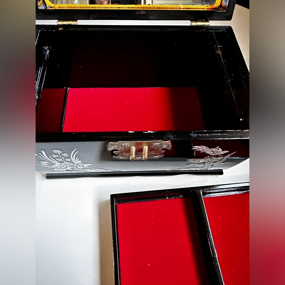 Mother of pearl inlaid lacquer jewelry box - Picture 7 of 8